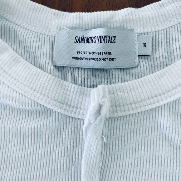 NWOT SAMI MIRO VINTAGE White Asymmetrical Crop T-Shirt - Picture 5 of 7
